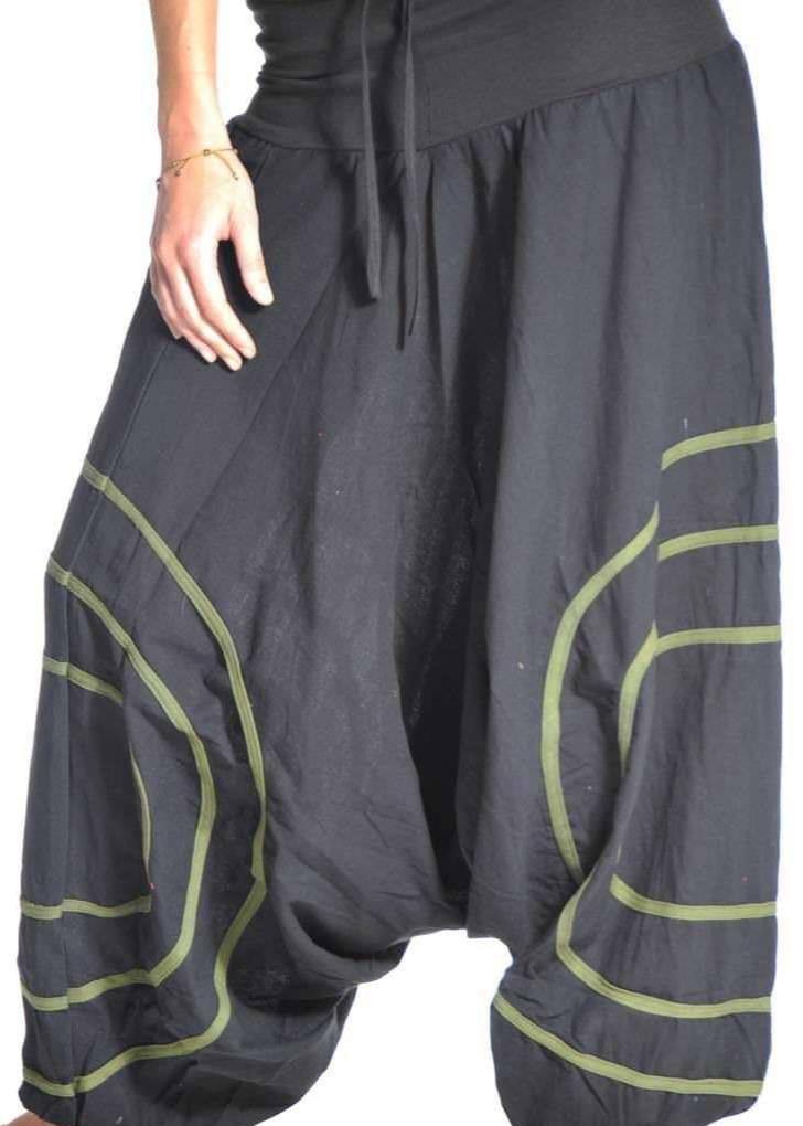 Hergestellt aus 100% hochwertiger, fein gewebter Baumwolle, bietet diese Hose ein angenehmes Tragegefühl und Langlebigkeit.